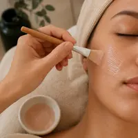 Aplicación de un tratamiento facial.